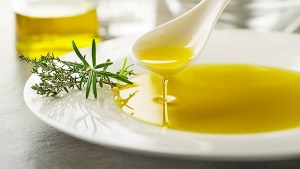 olive_oil_on_plate_HWT