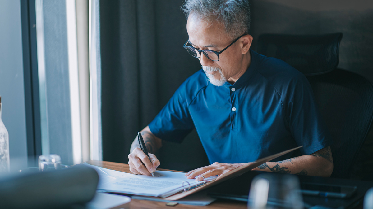 man_signing_a_will_kit