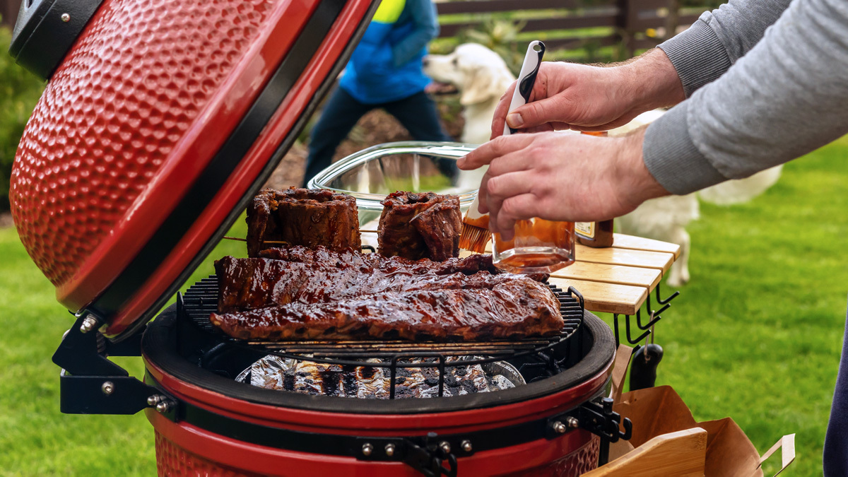 cooking_meat_in_a_smoker_bbq