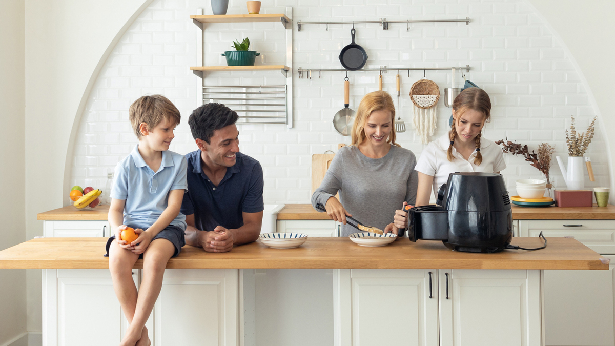 family_using_air_fryer_lead