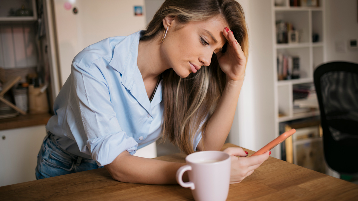 woman_looking_at_phone_scam