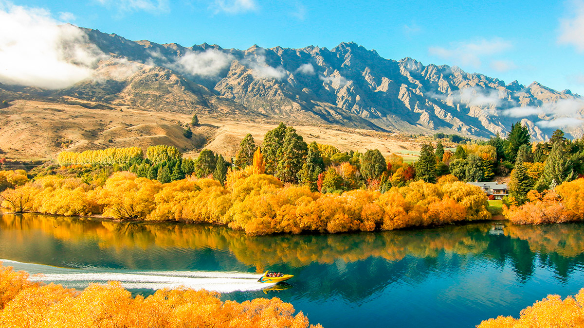 jetboat_on_the_shotover_river_in_new_zealand