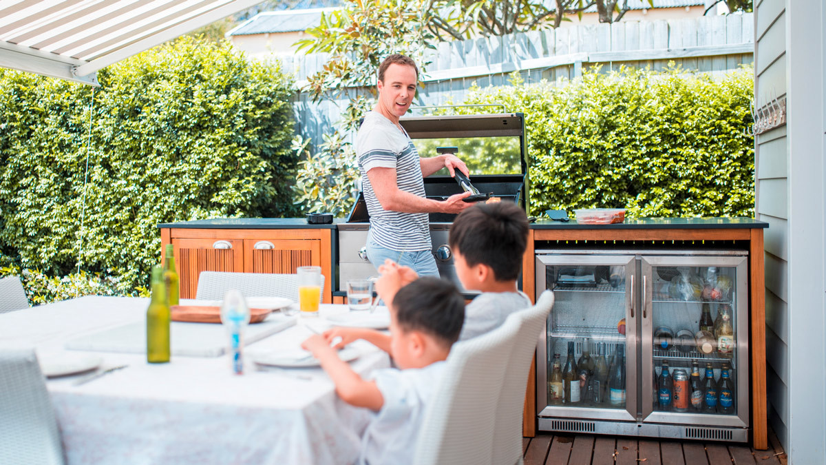 cooking_in_outdoor_kitchen_bbq_bar_fridge